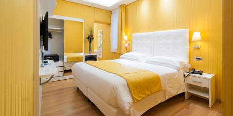 vedere galbenă la dormitor