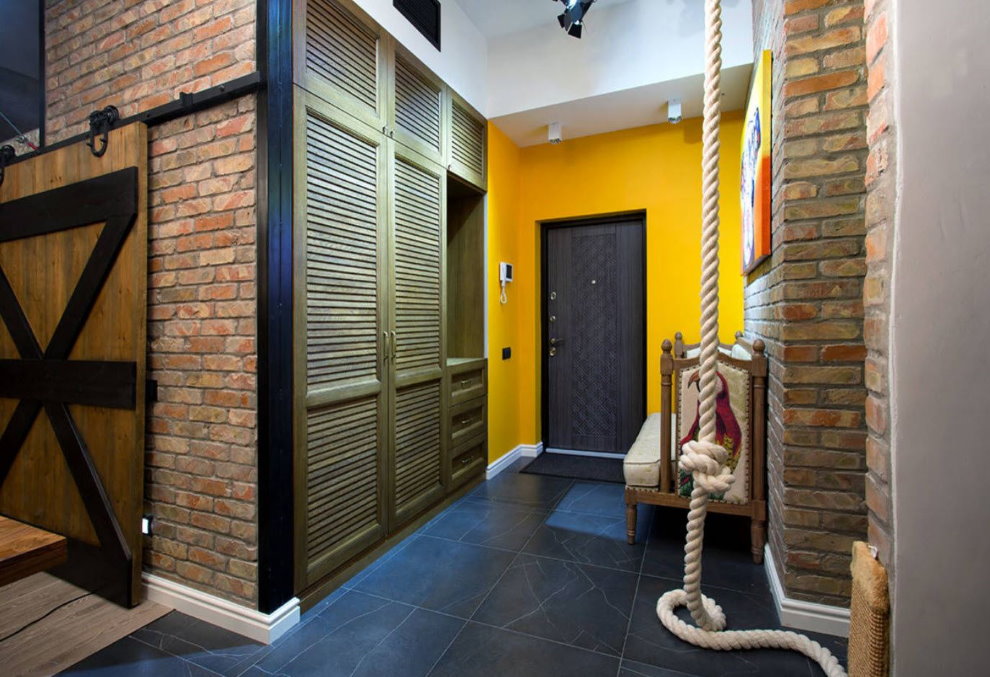 Koridorun sarı duvarındaki siyah kapı