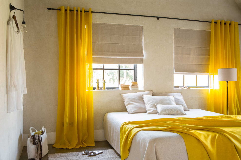 Hálószoba belső, sárga függönyökkel