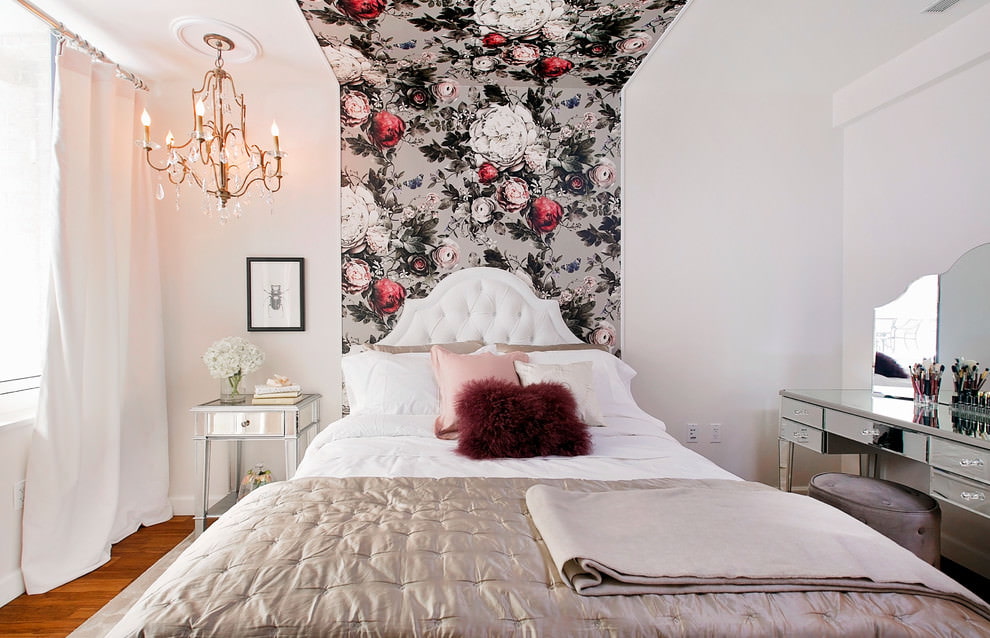 Piękne tapety na ścianie i suficie sypialni