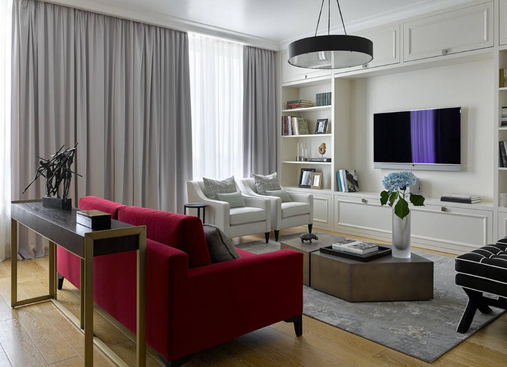 Burgundi kanapé városi apartman konyha-nappali szobájában