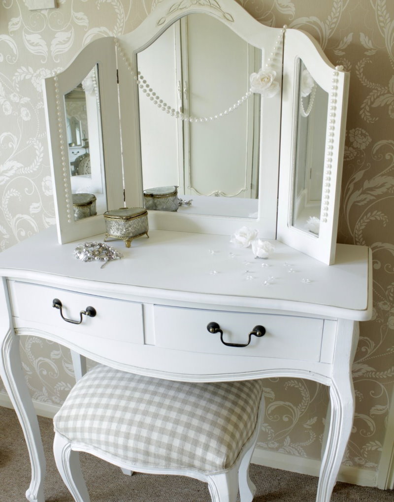 Balts tualetes galdiņš guļamistabai klasiskā stilā