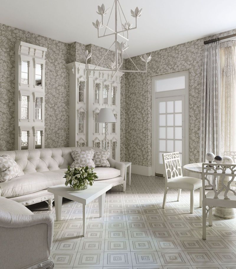 Klasiskas viesistabas interjers baltā krāsā