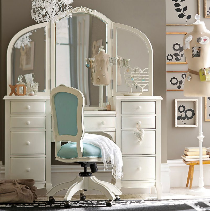Toalettbord med en spegel i barnens sovrum