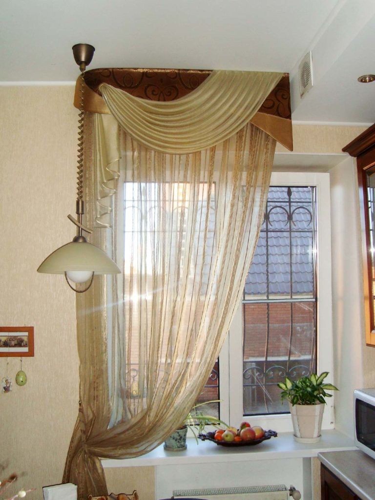 Lambrequin ant virtuvės lango su barais