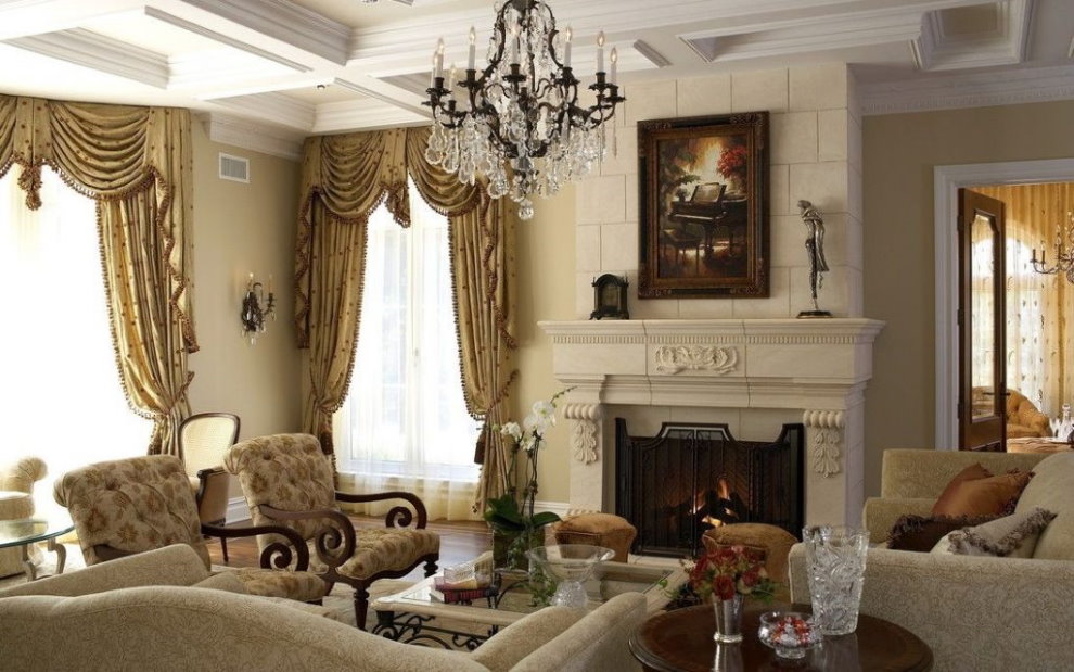 Bēšas dzīvojamās istabas sienas klasiskā stilā