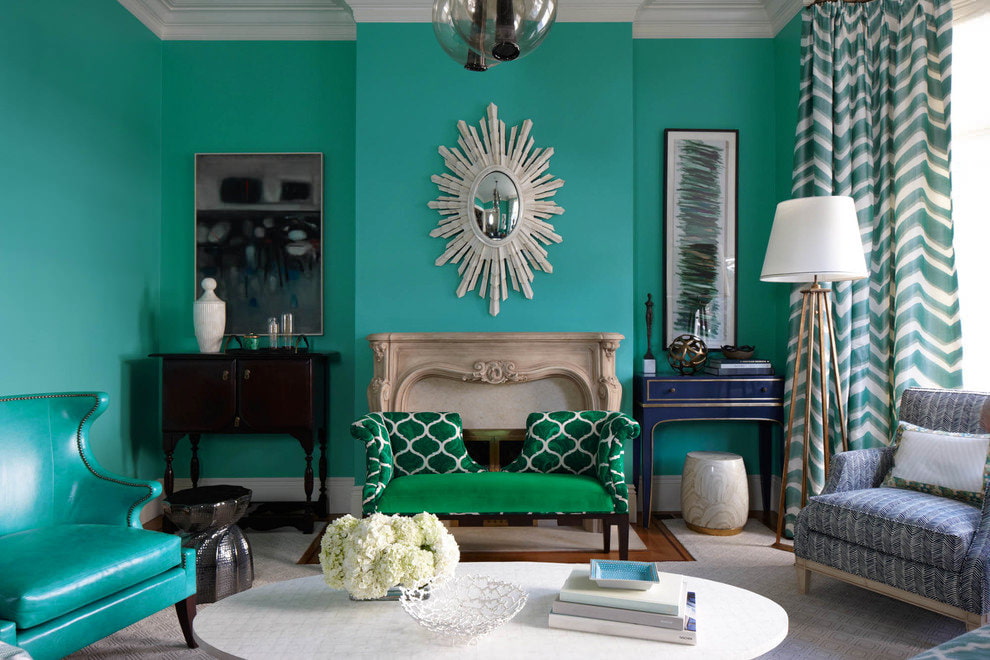 Turquoise wanddecoratie in de woonkamer van het appartement