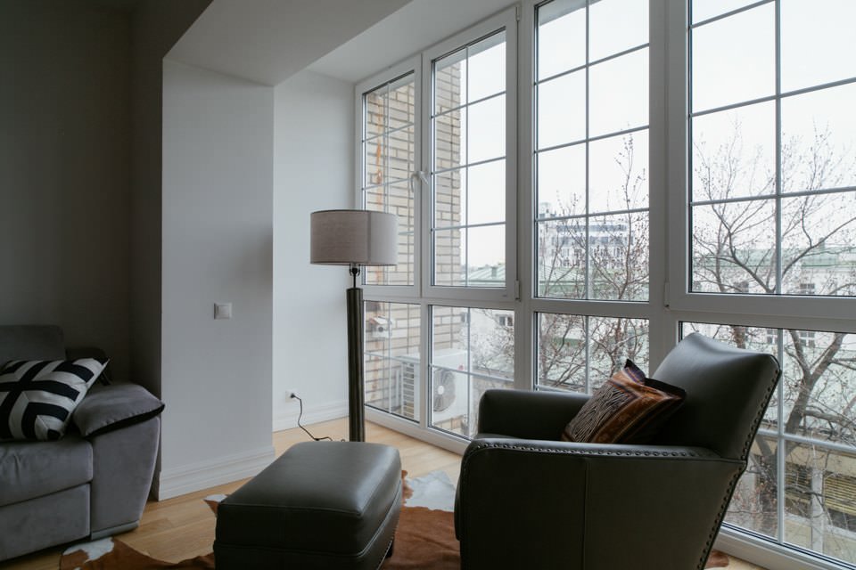 Panoramisch raam op de loggia na binnenkomst in de kamer