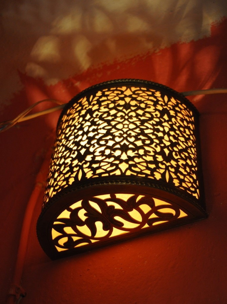 Orientalisk lampa för nattbelysning av sovrumsinredningen