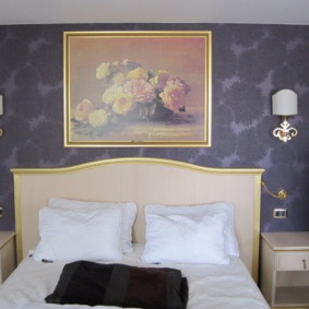nástenné maľby v spálni nad dizajnom postele