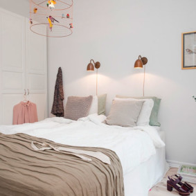 gyertyatartók a hálószobában az ágy fölött dekorációs ötletek
