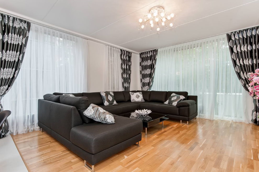 Čierne a biele záclony v interiéri obývacej izby