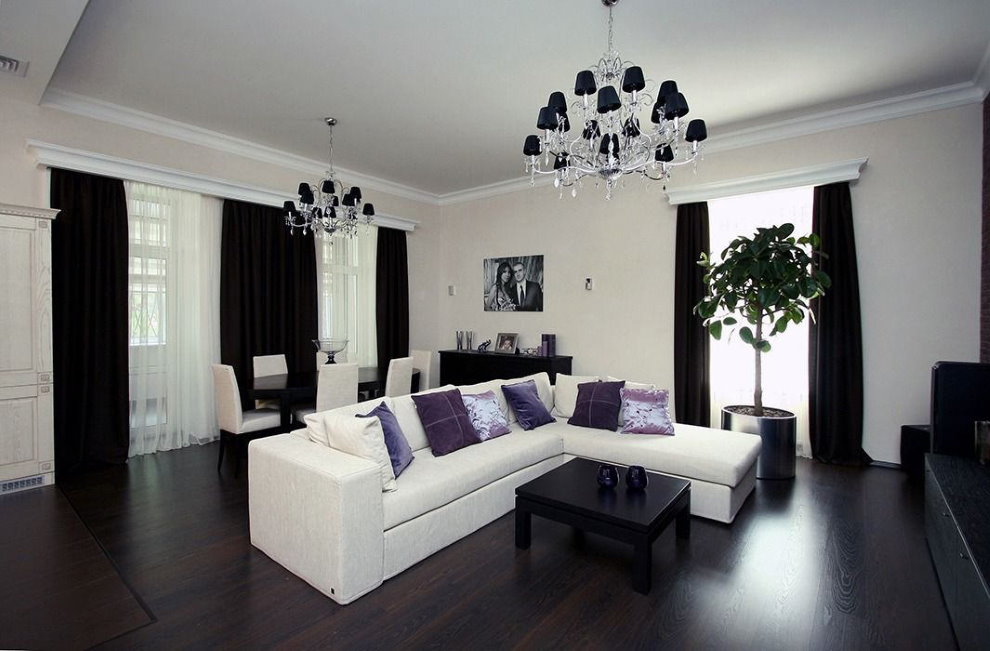 Zwarte gordijnen in een moderne woonkamer