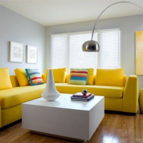 Stūra dīvāns ar dzeltenu polsterējumu