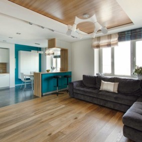 Techo de madera en una moderna sala de estar.
