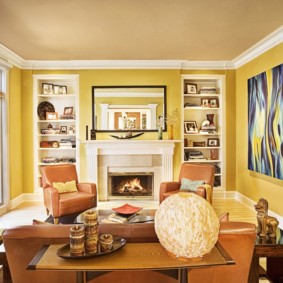 Bức tường màu vàng của căn phòng với đồ nội thất bọc nệm