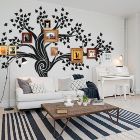 Árbol pintado en una pared blanca