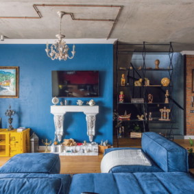 Đồ nội thất màu xanh trong một căn phòng nhỏ