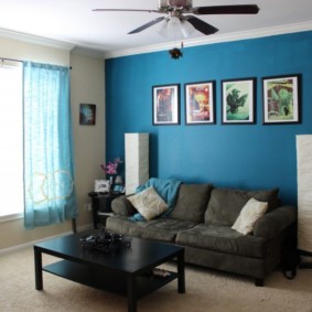 Sofa màu xám dọc theo bức tường màu xanh
