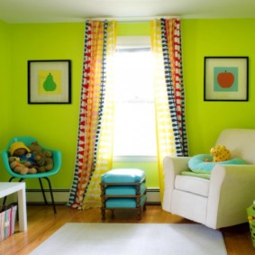 Cortinas brillantes en una habitación con paredes verdes.