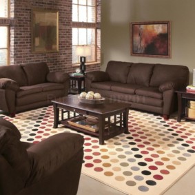 Brūni dīvāni ar tekstilmateriālu apdari