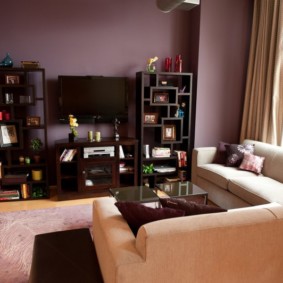 Sarok kanapé egy lila falakkal ellátott szobában