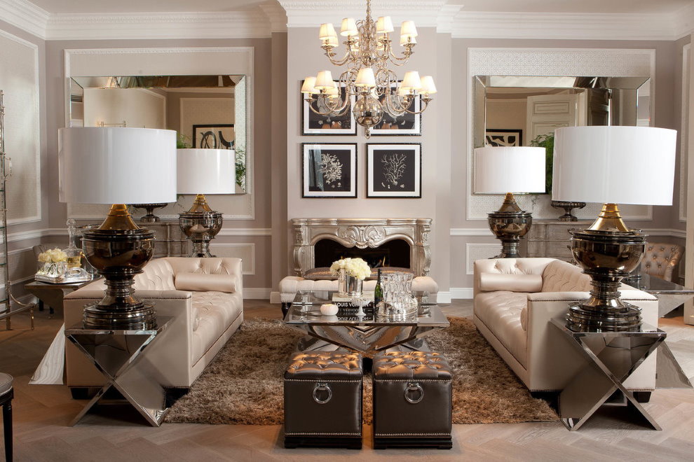 Divi dīvāni lielā neoklasicisma stila viesistabā