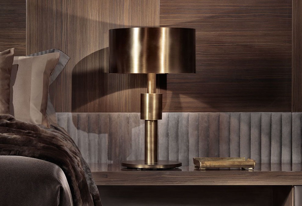Lampa de bronz pe o masă într-o cameră de zi în stil art deco