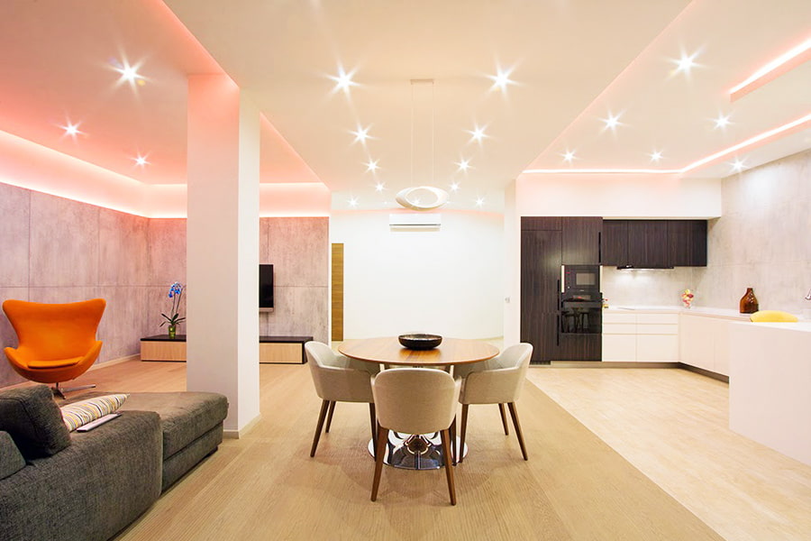 LED gaismas uz virtuves-viesistabas griestiem