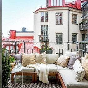 bank op het balkon decoratie-ideeën