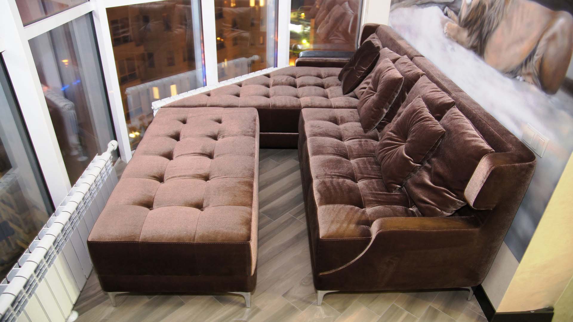 sofa į balkoną