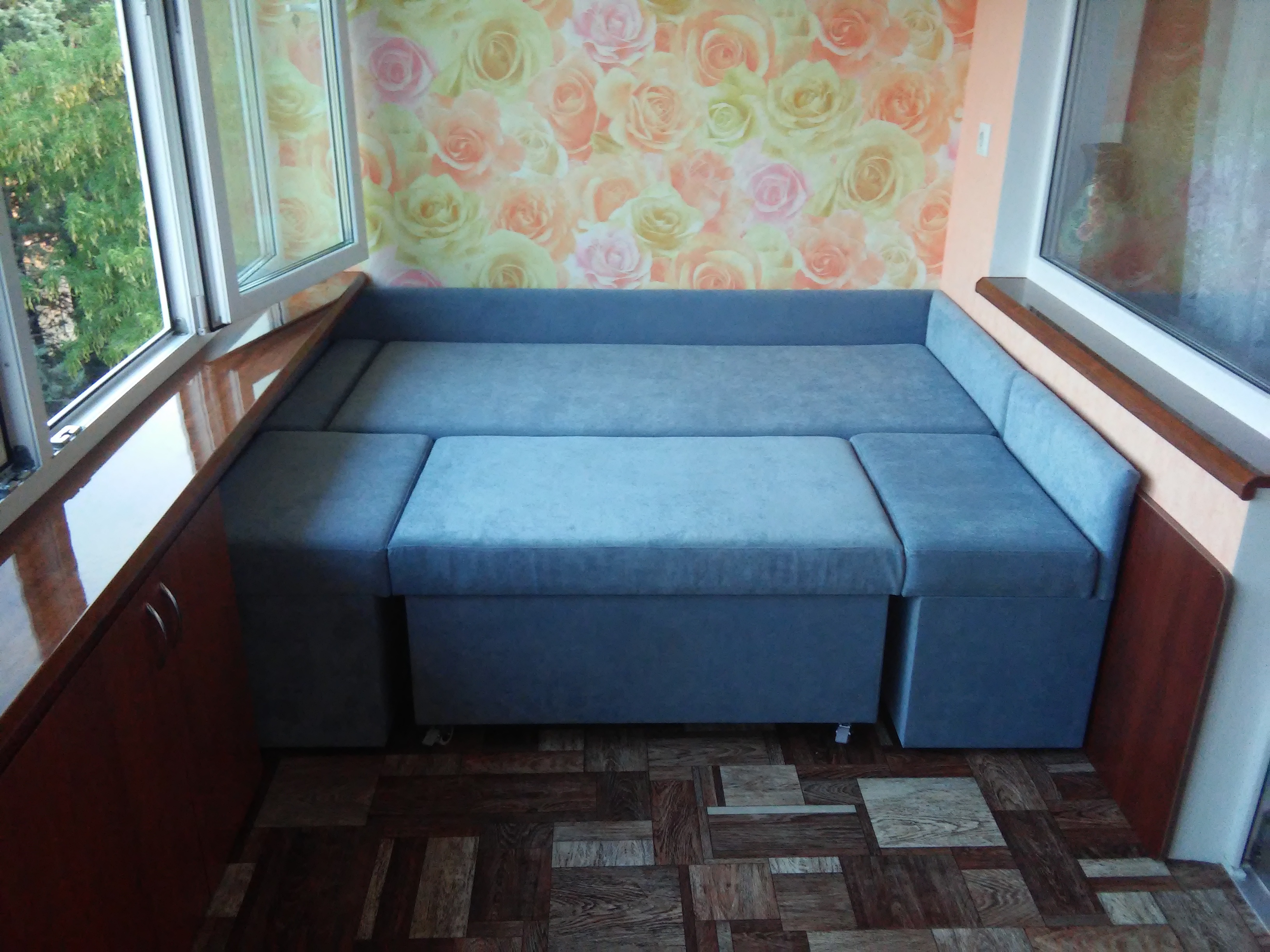 bir balkonda geri çekilebilir kanepe