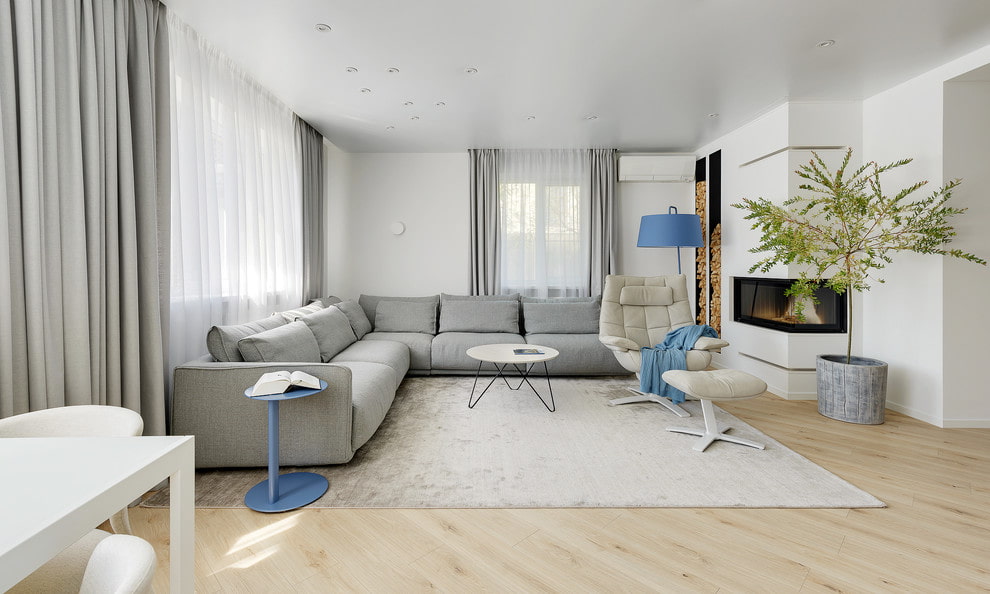 Szürke kanapé egy high-tech stílusú szobában