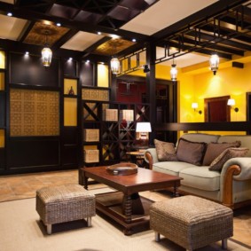 Wandgestaltung im japanischen Stil in einem Wohnzimmer