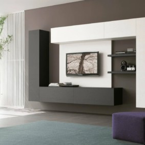 minimalistický dizajn steny v obývacej izbe
