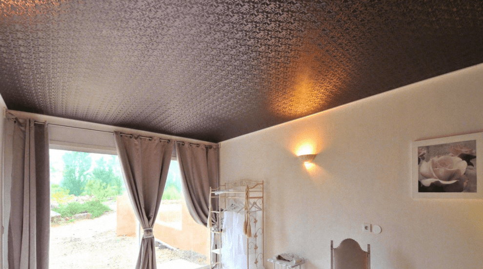 Plafond satiné texturé dans le salon de l'appartement