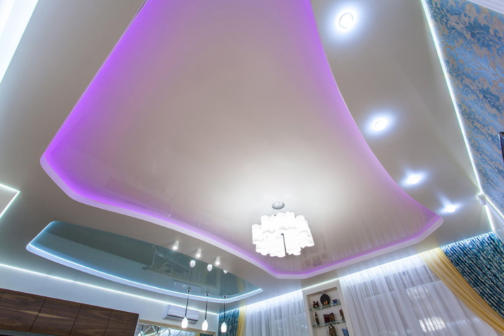 Dzīvojamās istabas griesti ar purpursarkanām gaismām