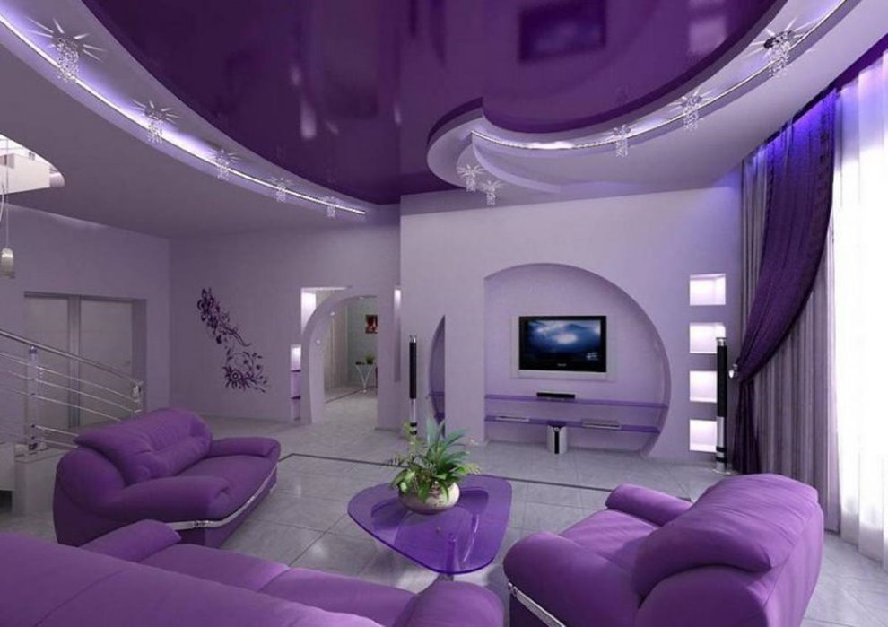 Purple kisame ng bulwagan sa isang modernong istilo