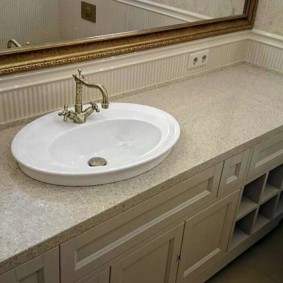Marco de espejo de baño chapado en oro