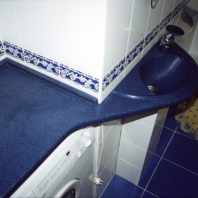Modrá pracovní deska v kombinované koupelně