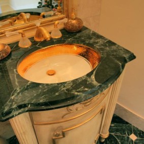 Classic na marmol na tuktok sa klasikong bathtub ng estilo