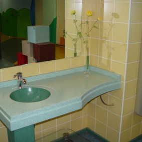 Hængende bordplade i badeværelset i et præfabrikeret hus