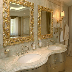 Zrkadlá so zlacenými rámami v kúpeľni