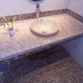 Piedra artificial en el interior del baño.
