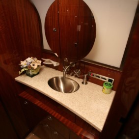 Pyöreä peili kylpyhuoneen seinällä