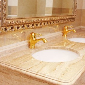Kultahanat kylpyhuoneessa
