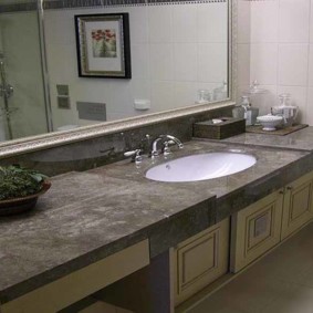 Ang multi-level countertop sa pinagsamang banyo