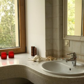 Bänkskiva istället för fönsterbräda i badrummet i ett privat hus