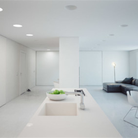 Minimālisma stila baltas istabas interjers