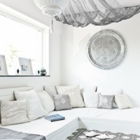 Canapea de colț în alb